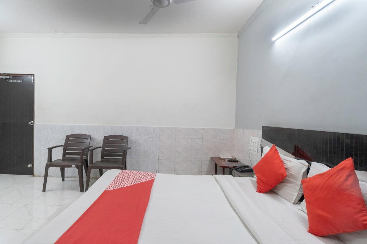Hotel Oyo 13535 Aakash Ahmedabad Esterno foto